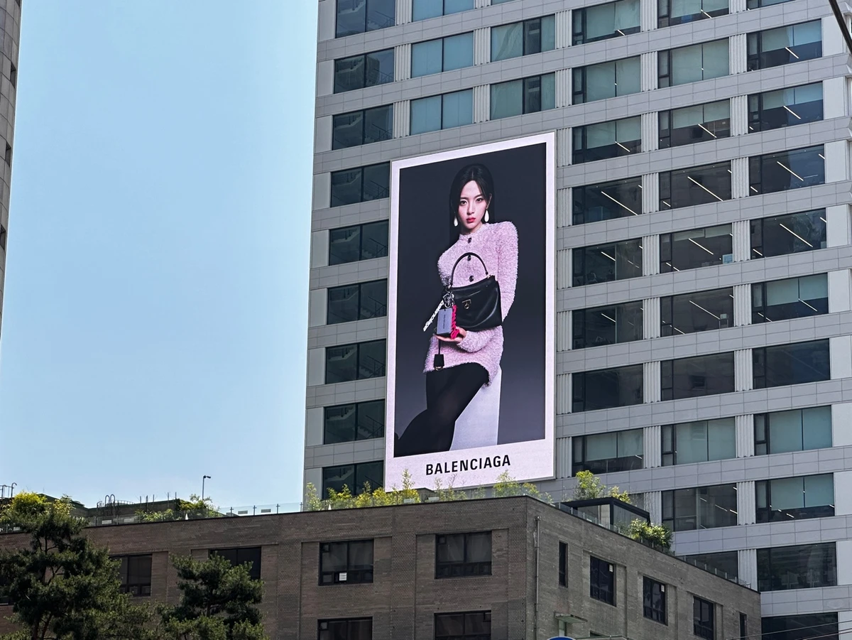 발렌시아가 광고 이미지