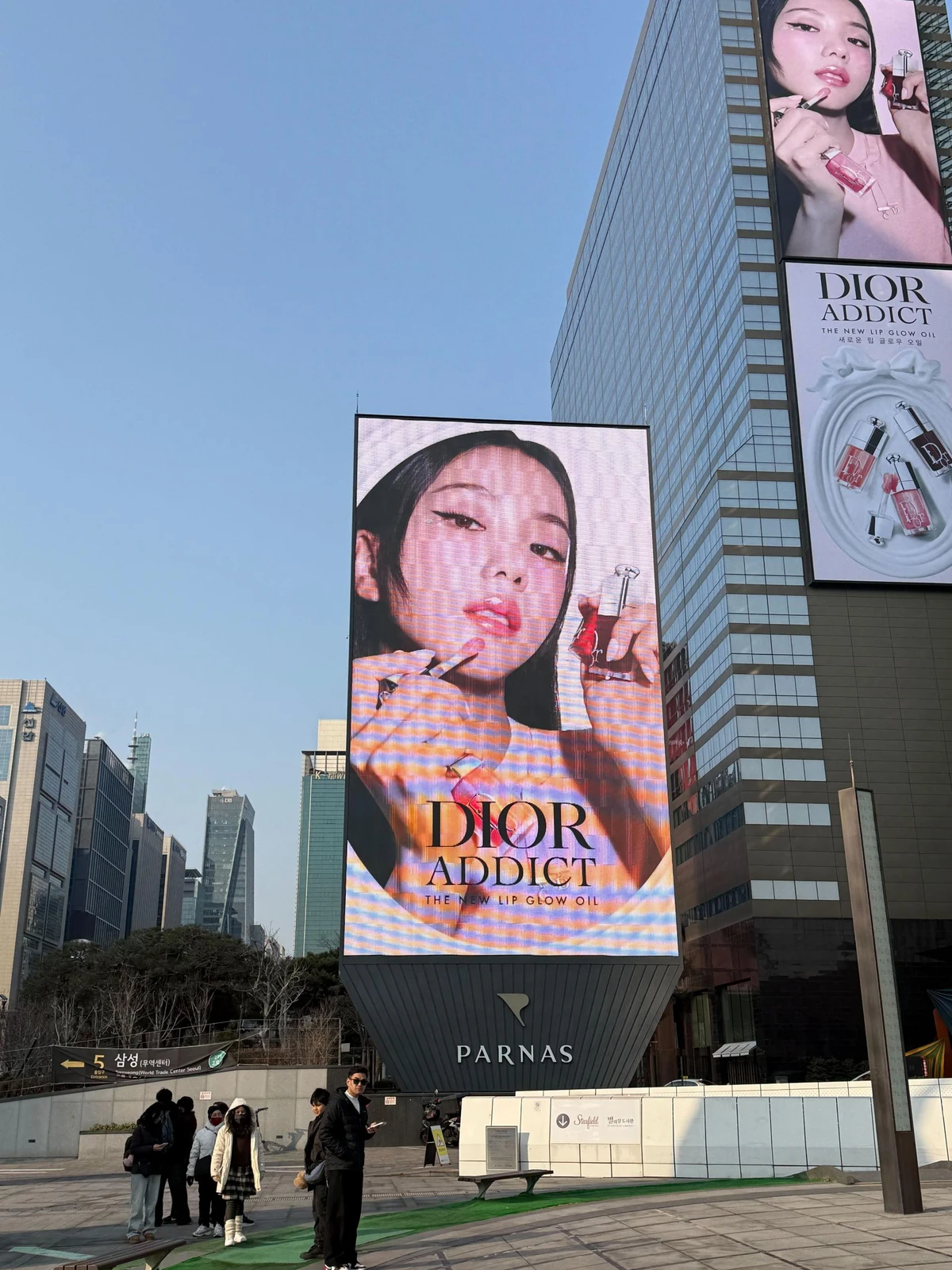디올 광고 이미지