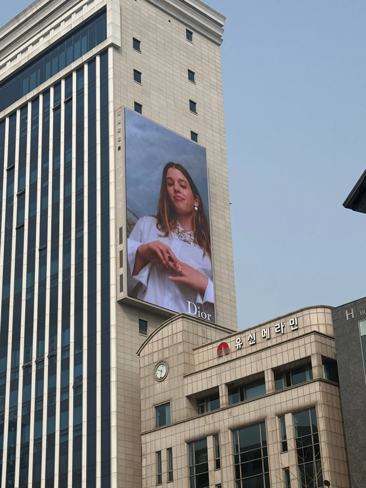 디올 광고 이미지