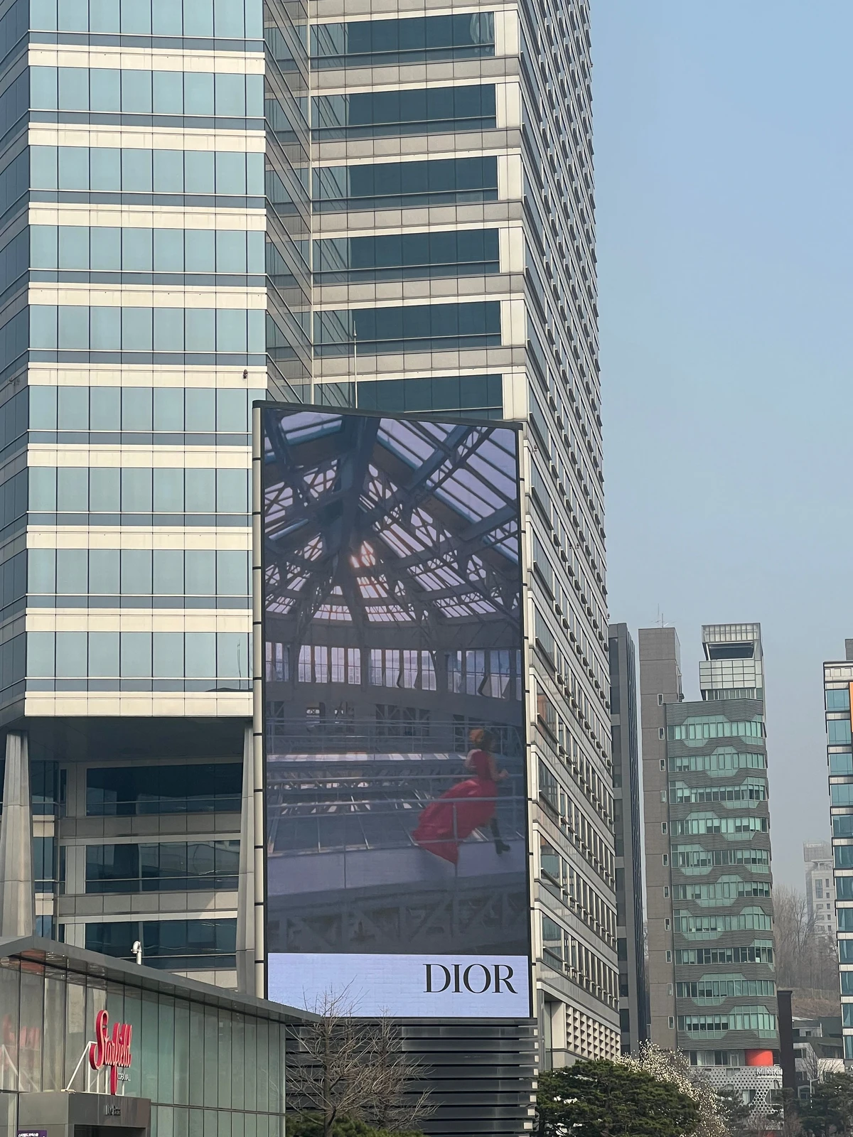 디올 광고 이미지