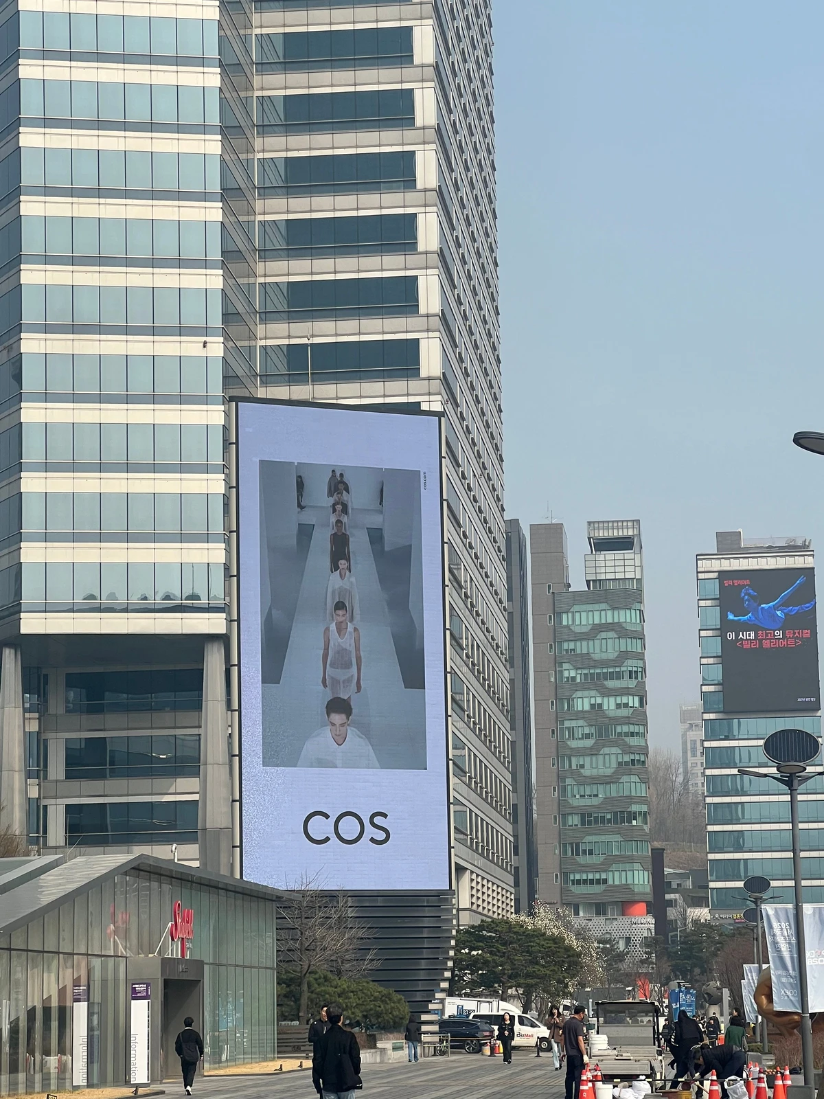 COS 광고 이미지