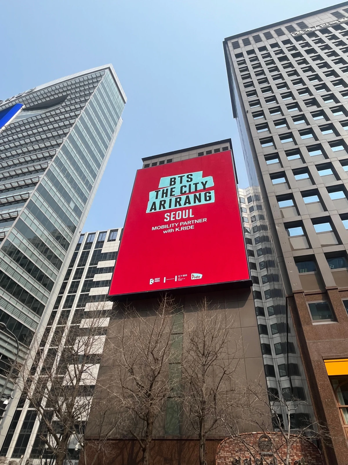 BTS THE CITY ARIRANG 광고 이미지