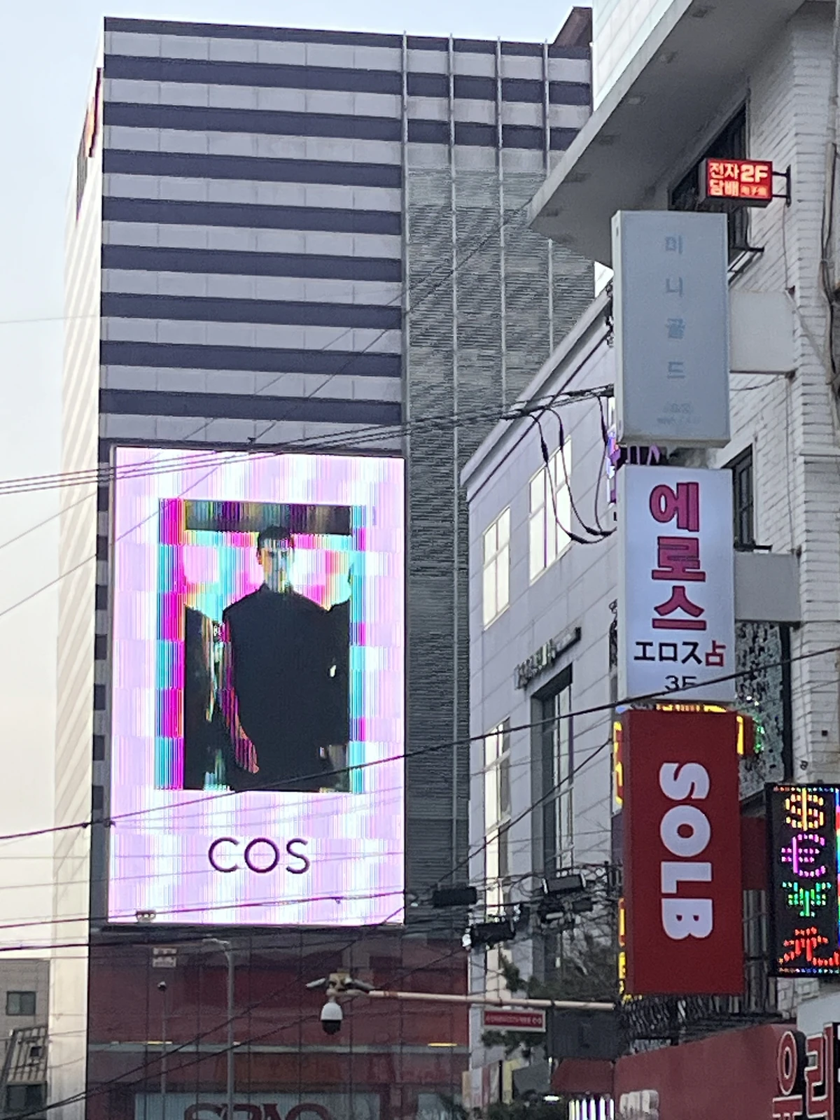 COS 광고 이미지