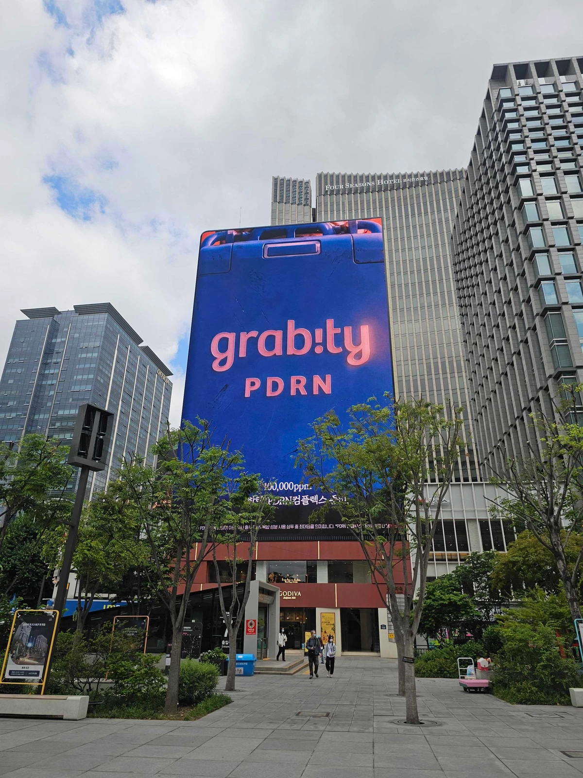 그래비티 광고 이미지