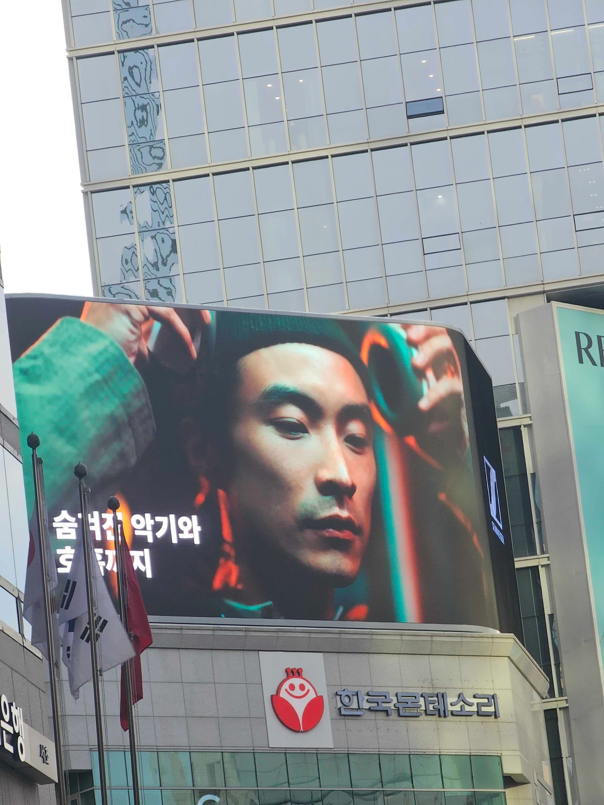 젠하이저 광고 이미지