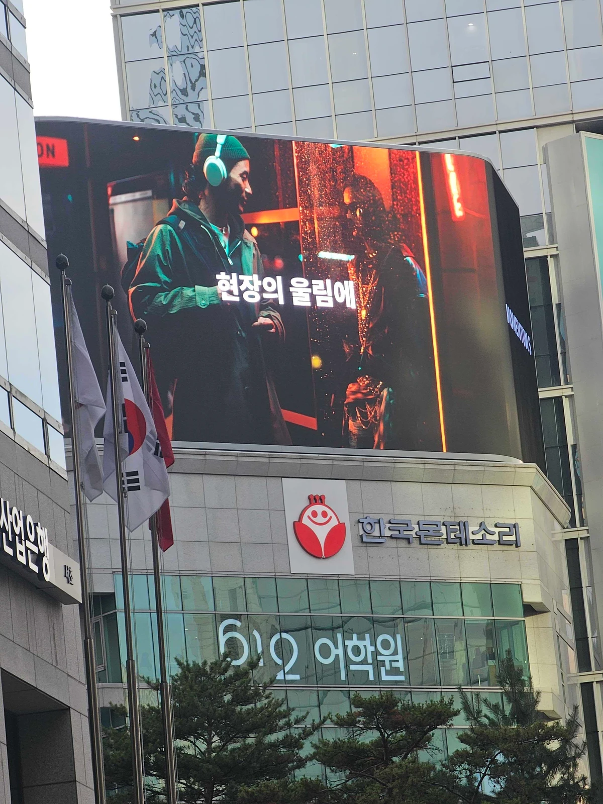 젠하이저 광고 이미지