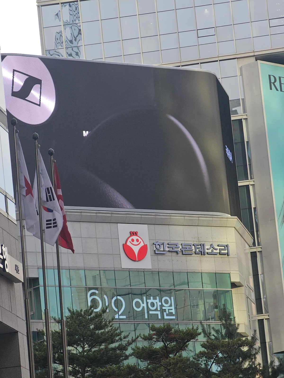젠하이저 광고 이미지