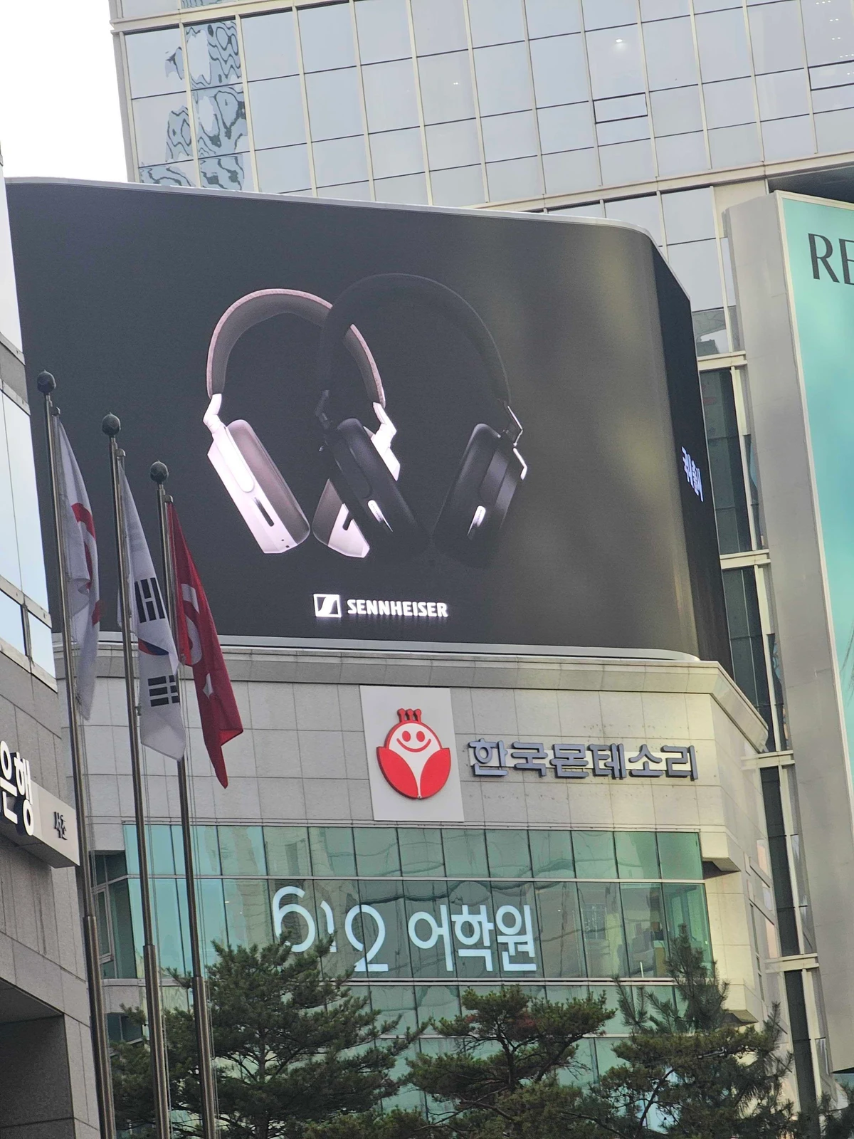 젠하이저 광고 이미지