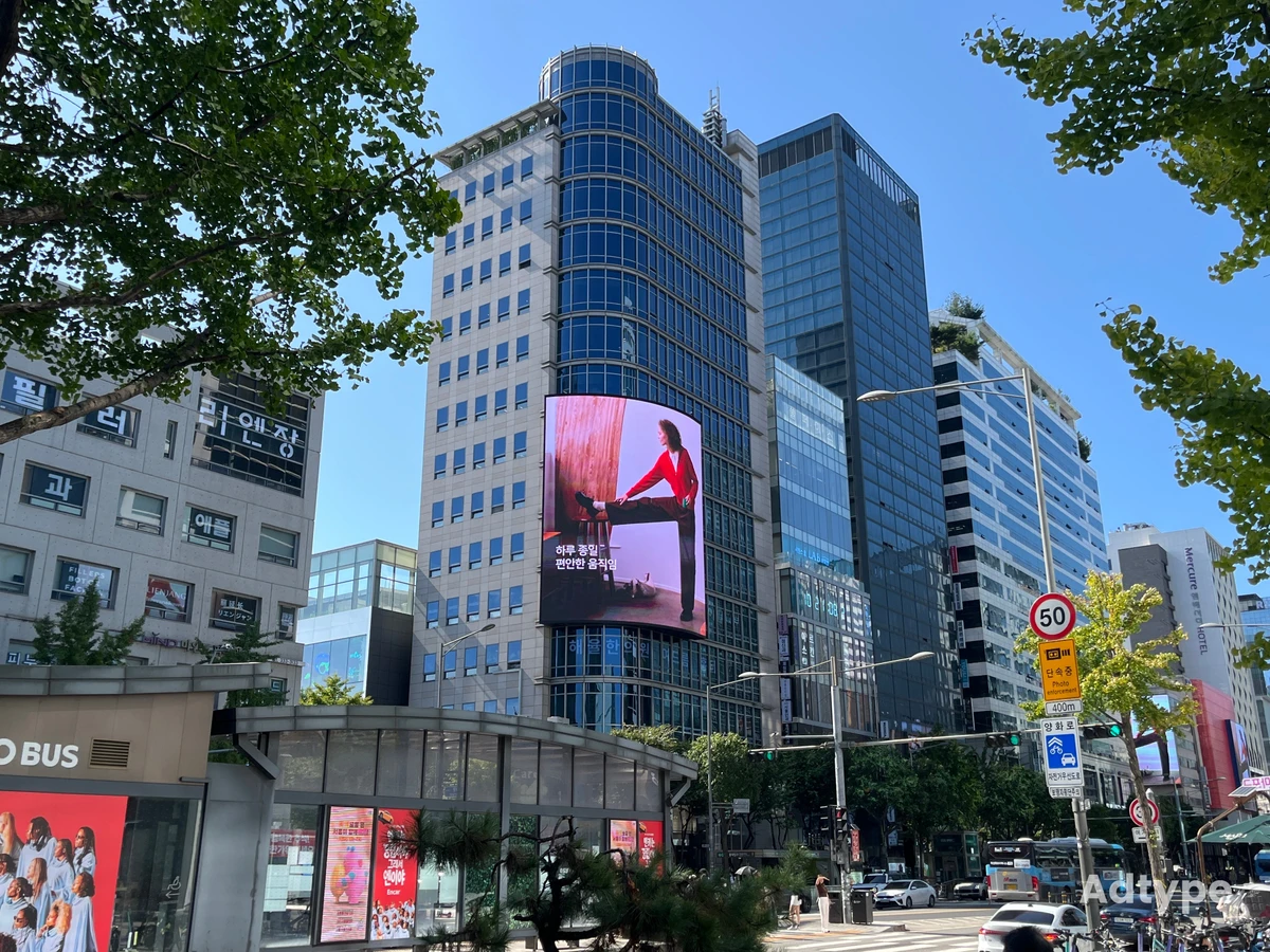 유니클로 광고 이미지